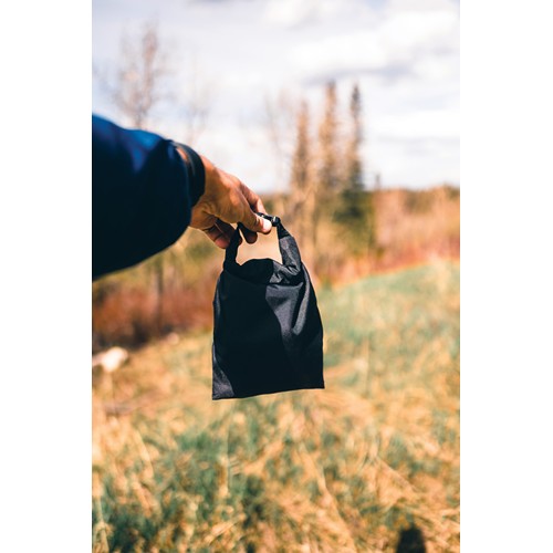 black Nevera plegable Snackstrap AWARE™ RPET 30x20 cm
