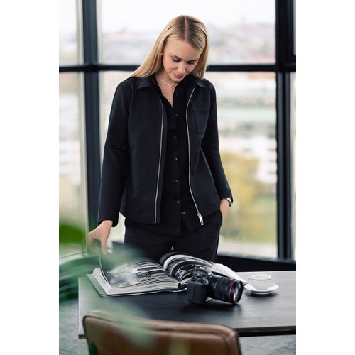 Modern Trouser Woman