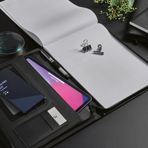 Carpeta Orwell A4 rPU. Bloc con  64 hojas FSC y cierre cremallera