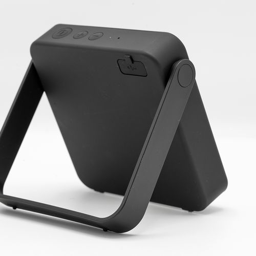 black Altavoz Dipster rABS; 1800 mAh. Autonomía hasta 10 horas. IPX7