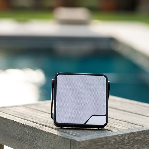 black Altavoz Dipster rABS; 1800 mAh. Autonomía hasta 10 horas. IPX7