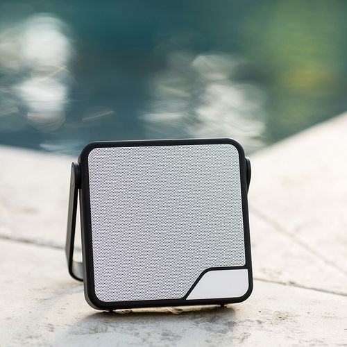 black Altavoz Dipster rABS; 1800 mAh. Autonomía hasta 10 horas. IPX7