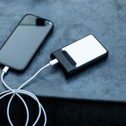black Batería externa AmpX; rABS , 6000 mAh y 18 W. Carga PC 2/ 3 veces