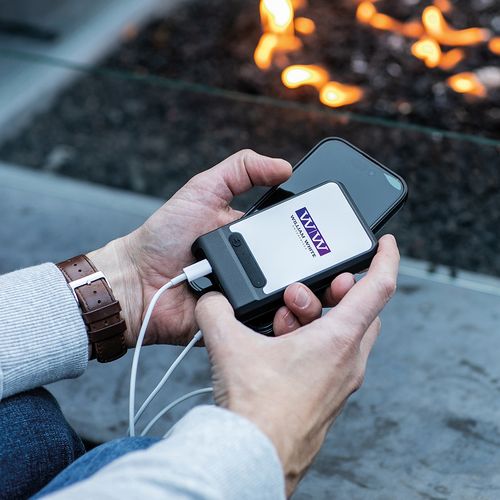 black Batería externa AmpX; rABS , 6000 mAh y 18 W. Carga PC 2/ 3 veces