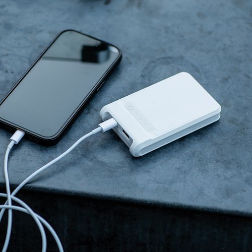 white Batería externa AmpX; rABS , 6000 mAh y 18 W. Carga PC 2/ 3 veces