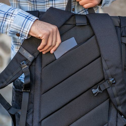 black Mochila Coloma 28L de rPET. Cierre Roll top. Portátil de 17