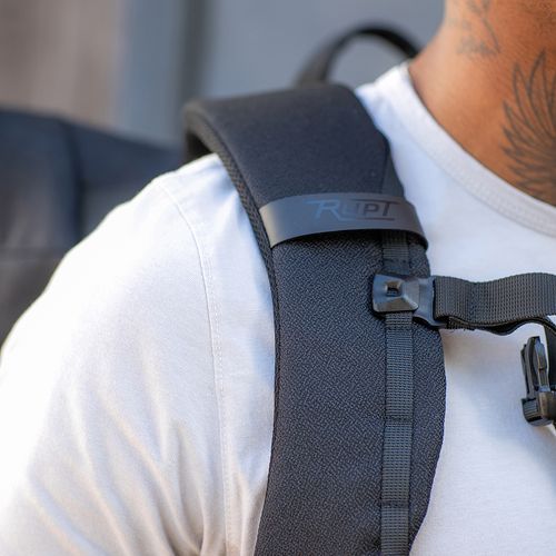 black Mochila Coloma 28L de rPET. Cierre Roll top. Portátil de 17