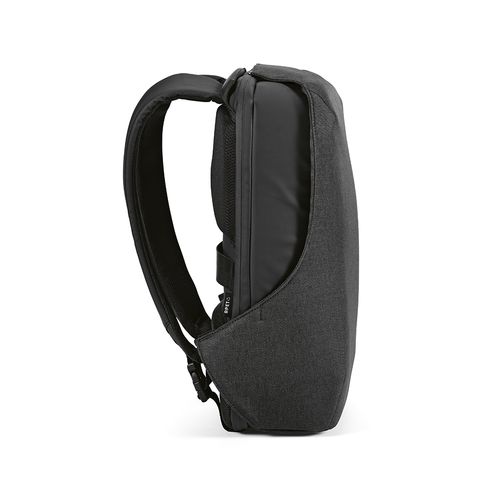 black Mochila Abrantes; 20L de rPET. Cierre TSA y tejido anti corte
