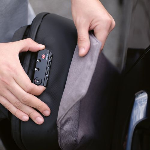 gris claro Mochila Abrantes; 20L de rPET. Cierre TSA y tejido anti corte