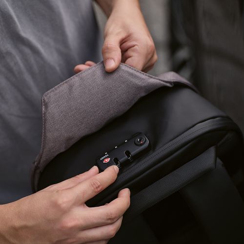 Sac à dos Abrantes 20L rPET. Fermeture TSA et tissu anti-coupures.
