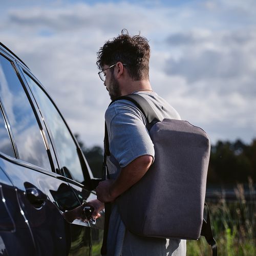 gris claro Mochila Abrantes; 20L de rPET. Cierre TSA y tejido anti corte