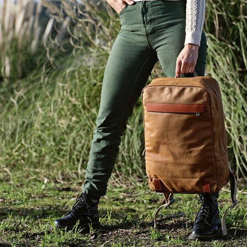 Mochila Vienna de 23 L, rCotton de 340 gsm y rPU. PC de 17