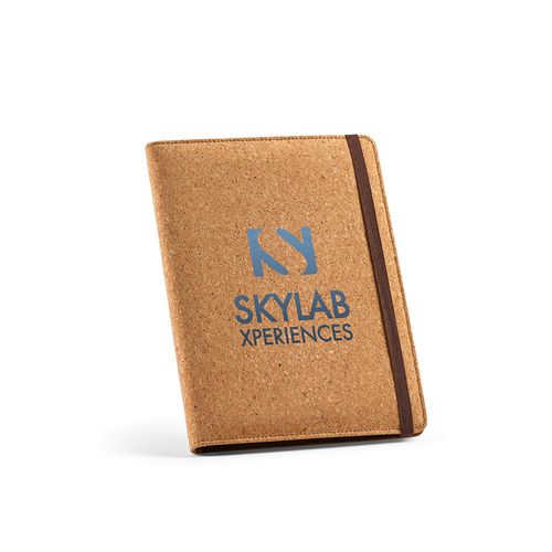 Carpeta Kafka A5 de corcho. Bloc con 64 hojas FSC; cierre de goma