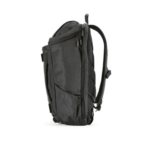 black Mochila Paso 20L de rPET. Presillas inferiores. Portátil de 17