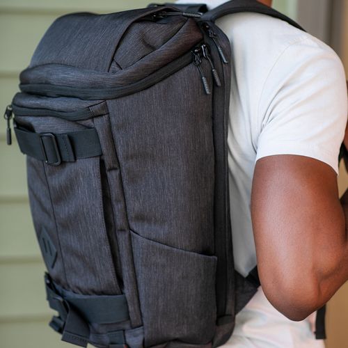 black Mochila Paso 20L de rPET. Presillas inferiores. Portátil de 17