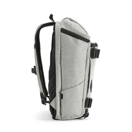 gray Mochila Paso 20L de rPET. Presillas inferiores. Portátil de 17
