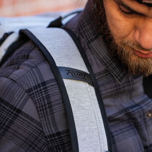 gray Mochila Paso 20L de rPET. Presillas inferiores. Portátil de 17