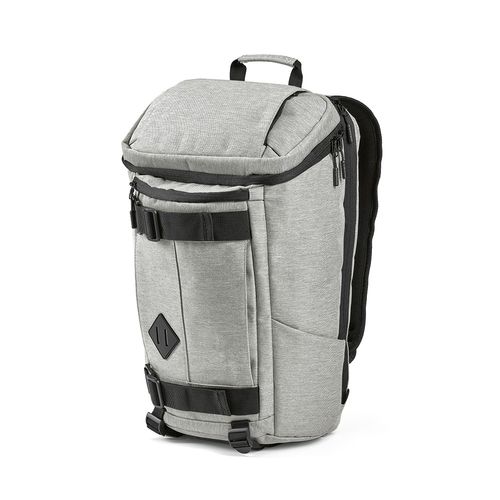 MOCHILA PASO 20L DE RPET. PRESILLAS INFERIORES. PORTÁTIL DE 17