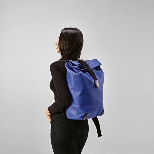 blue Mochila Berlin de 23L de rCotton de 340 gsm y rPU. PC de 17