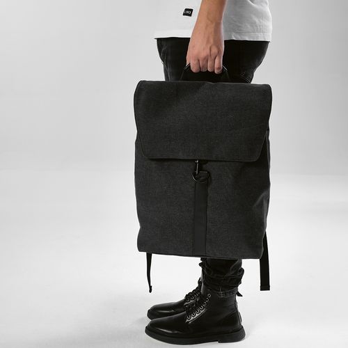 black Mochila Prague de 25 l de rCotton. Cierre de gancho. PC de 17