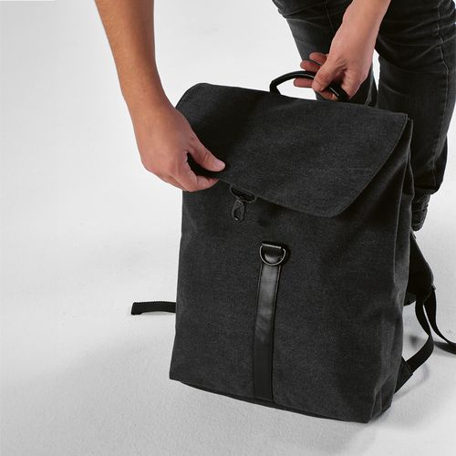 black Mochila Prague de 25 l de rCotton. Cierre de gancho. PC de 17