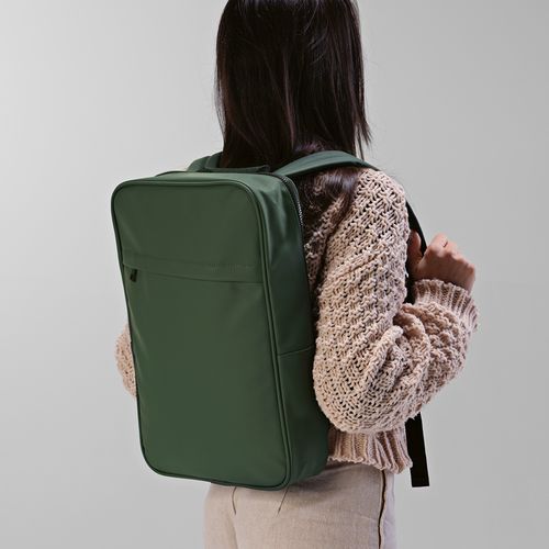 Mochila Amsterdam de 16 l fabricada en  rPU y rPET .  Para PC 17