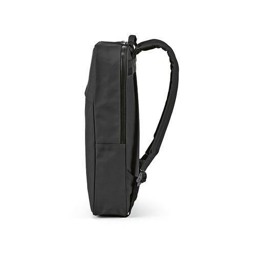 Mochila Amsterdam de 16 l fabricada en  rPU y rPET .  Para PC 17