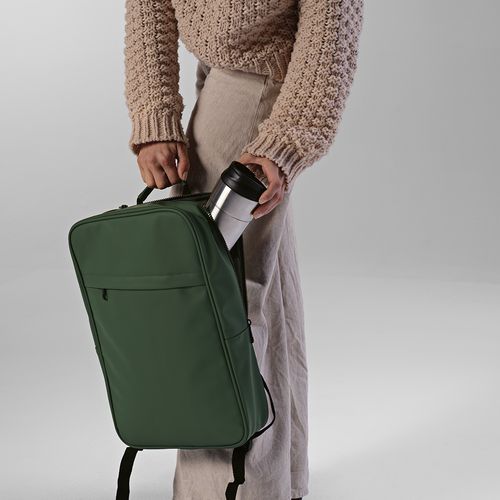 Mochila Amsterdam de 16 l fabricada en  rPU y rPET .  Para PC 17