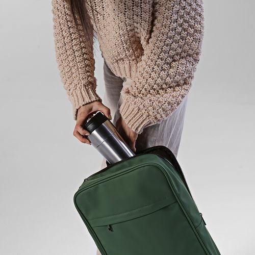 Mochila Amsterdam de 16 l fabricada en  rPU y rPET .  Para PC 17