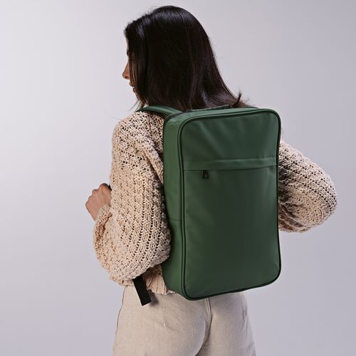 Mochila Amsterdam de 16 l fabricada en  rPU y rPET .  Para PC 17