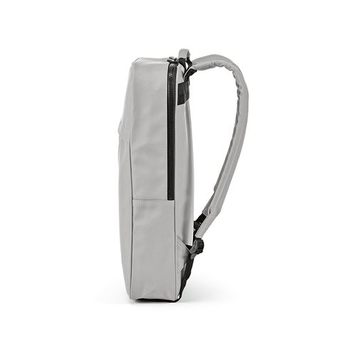 Mochila Amsterdam de 16 l fabricada en  rPU y rPET .  Para PC 17