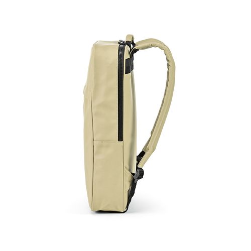 Mochila Amsterdam de 16 l fabricada en  rPU y rPET .  Para PC 17