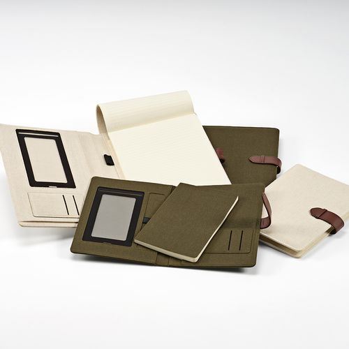 Carpeta Eliot A5 de rCotton. Bloc de 64 hojas FSC y cierre de rPU