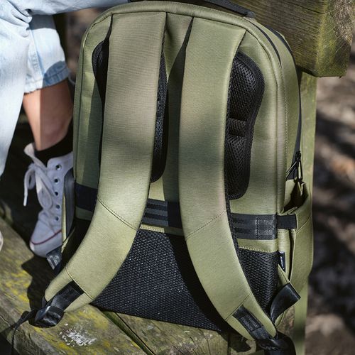 ejército verde Mochila New York de 20 l, de rNailon y rPET. Portátil de 17