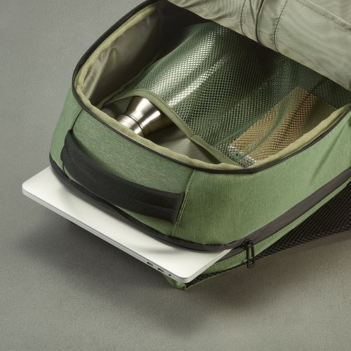 ejército verde Mochila New York de 20 l, de rNailon y rPET. Portátil de 17