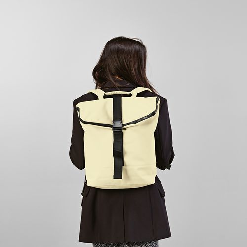 beis Mochila Milan; 24L fabricada en rPU y rPET. Para portátil de 17