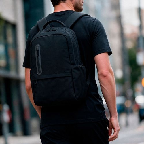 black Mochila Chicago de 20 litros de rPET. Capacidad para un portátil de 17