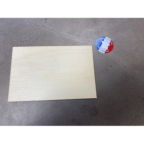 Carte postale en bois Made in France personnalisée