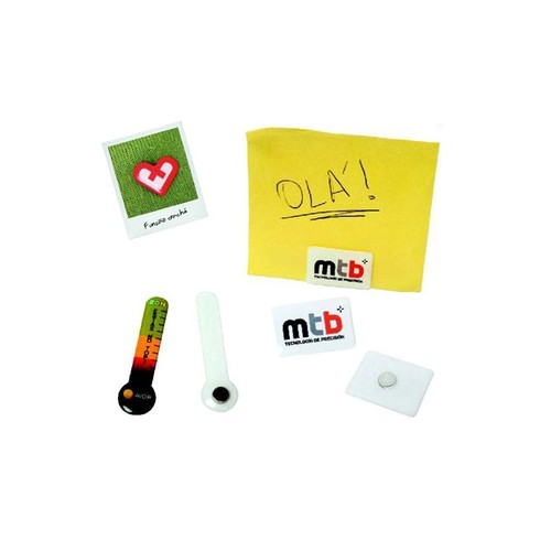 6 epoxy pins 2x2cms avec 2 aimants