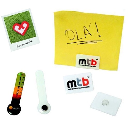 Epoxy pins 2x2cms avec 2 aimants