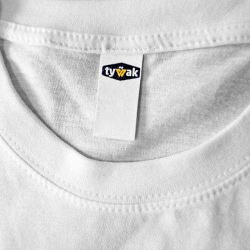 Application d´étiquettes sur des produits textiles